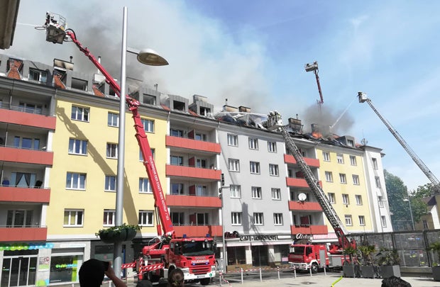 Dachbrand in Mehrparteienhaus - Fünf Verletzte