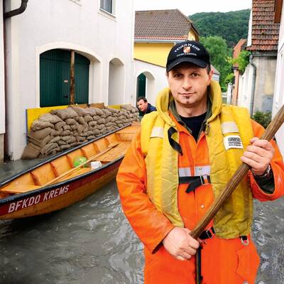 Vereinte Kräfte: Opfer werden mit Boot gerettet