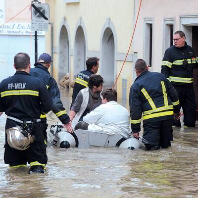 Vereinte Kräfte: Opfer werden mit Boot gerettet