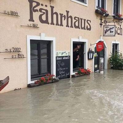 Vereinte Kräfte: Opfer werden mit Boot gerettet