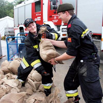 Vereinte Kräfte: Opfer werden mit Boot gerettet
