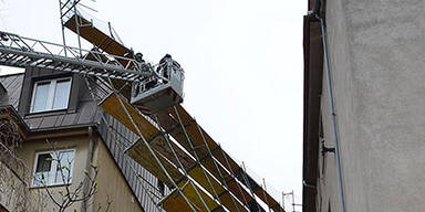 Sturm reißt Baugerüst in Hietzing um