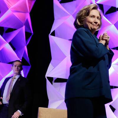 Clinton entgeht Schuh-Angriff