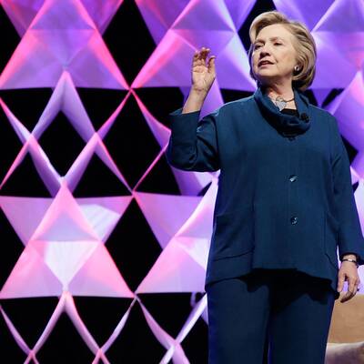 Clinton entgeht Schuh-Angriff