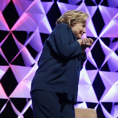 Clinton entgeht Schuh-Angriff