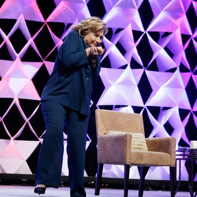 Clinton entgeht Schuh-Angriff