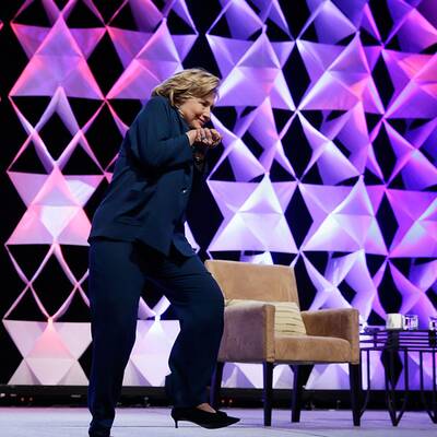 Clinton entgeht Schuh-Angriff