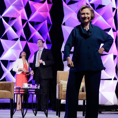 Clinton entgeht Schuh-Angriff