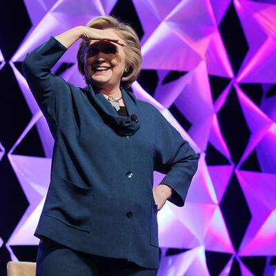 Clinton entgeht Schuh-Angriff