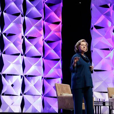 Clinton entgeht Schuh-Angriff