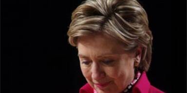 hillary_gesenkten_blickes_r