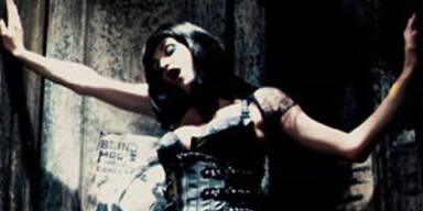 Paris Hilton als singende Goth-Braut