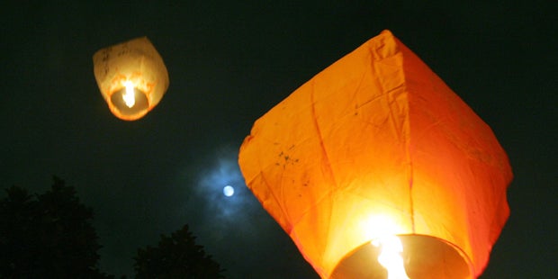 Mutter und Töchter ließen Todeslaternen steigen