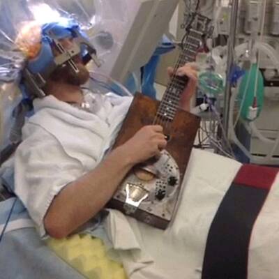Patient spielt während Hirn-OP Gitarre