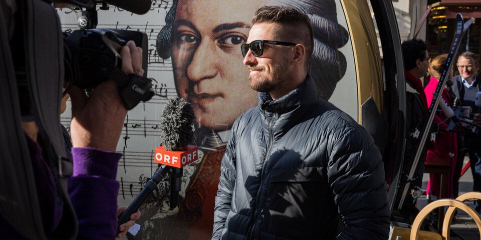 Marcel Hirscher vor der Flying-Mozart-Gondel des Snow Space Salzburg in der Kärntner Straße