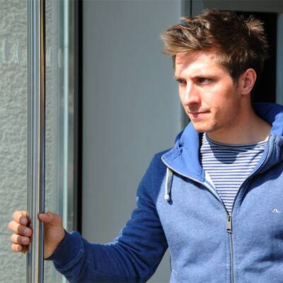  Marcel Hirscher beim Verlassen der Salzburger Landesklinik