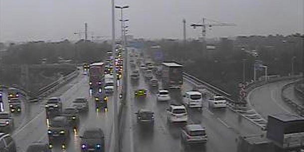 Regen ohne Ende: Stau-Hölle durch Lkw-Horror