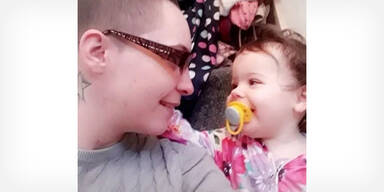 Kokains&uuml;chtige Mutter &uuml;bergoss Baby mit br&uuml;hendem Wasser