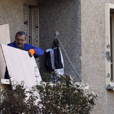 Elite-Polizisten suchen nach Spuren in der Wohnung des Terroristen