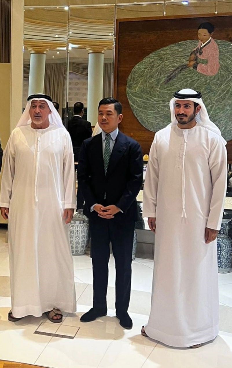 Martin Ho mit Scheich Sultan bin Khalifa Al Nahyan (links) und Scheich Mohammed bin Sultan al Nahyan.