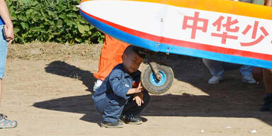 Fünfjähriger muss Flugzeug fliegen