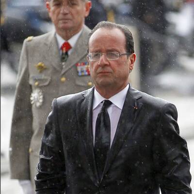 Francois Hollande wird bis auf die Haut nass 
