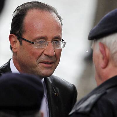 Francois Hollande wird bis auf die Haut nass 