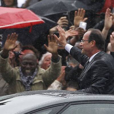 Francois Hollande wird bis auf die Haut nass 