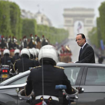 Francois Hollande wird bis auf die Haut nass 