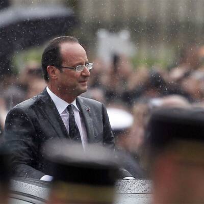 Francois Hollande wird bis auf die Haut nass 