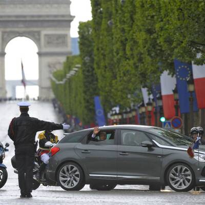 Francois Hollande wird bis auf die Haut nass 