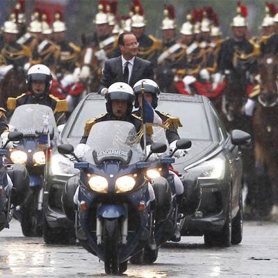 Francois Hollande wird bis auf die Haut nass 