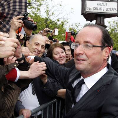 Francois Hollande wird bis auf die Haut nass 