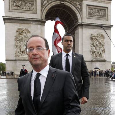 Francois Hollande wird bis auf die Haut nass 