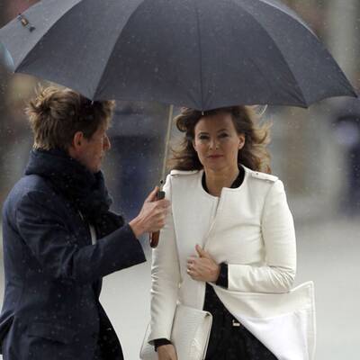 Francois Hollande wird bis auf die Haut nass 