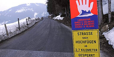 Lawine reißt Auto auf Zillertaler Straße mit