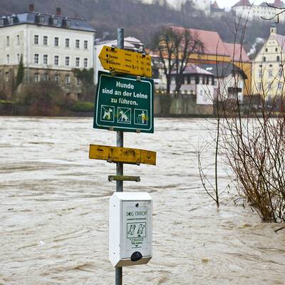 Feuerwehrleute bei Aufräumarbeiten im Bezirk Lieze