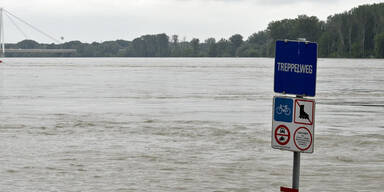 Hochwasser schließt Familie ein