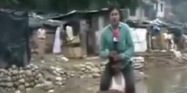 Skandal: Reporter l&auml;sst sich von Opfer tragen