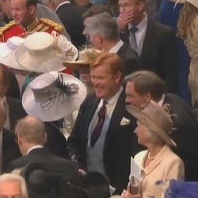 Promis und Adelige vor der Kirche