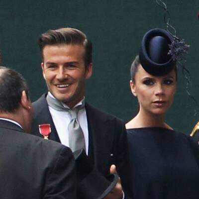 Promis und Adelige vor der Kirche