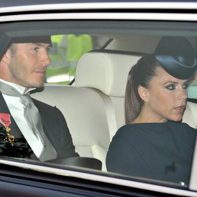 Promis und Adelige vor der Kirche