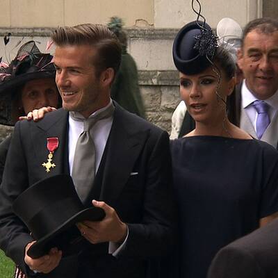 Promis und Adelige vor der Kirche