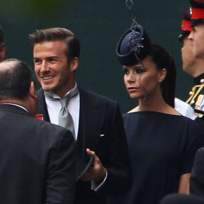 Promis und Adelige vor der Kirche