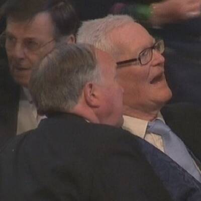 Promis und Adelige vor der Kirche