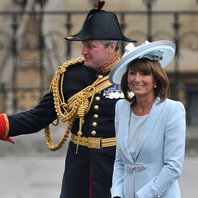 Promis und Adelige vor der Kirche