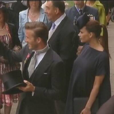 Promis und Adelige vor der Kirche