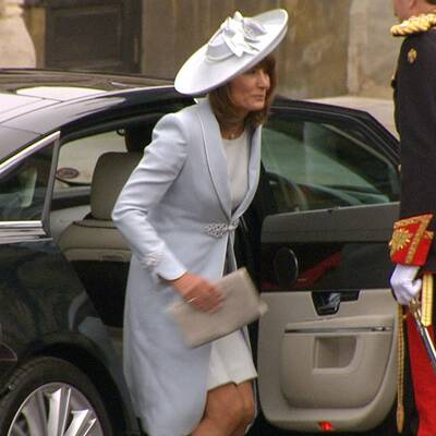 Promis und Adelige vor der Kirche