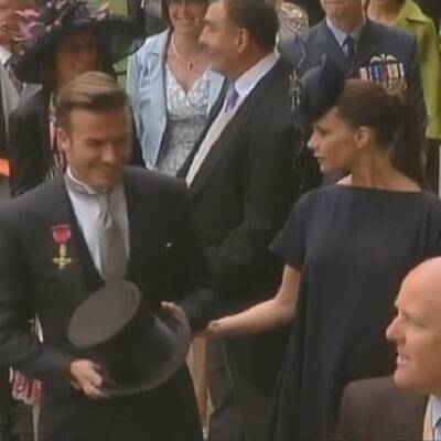 Promis und Adelige vor der Kirche