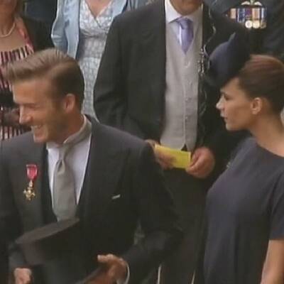 Promis und Adelige vor der Kirche